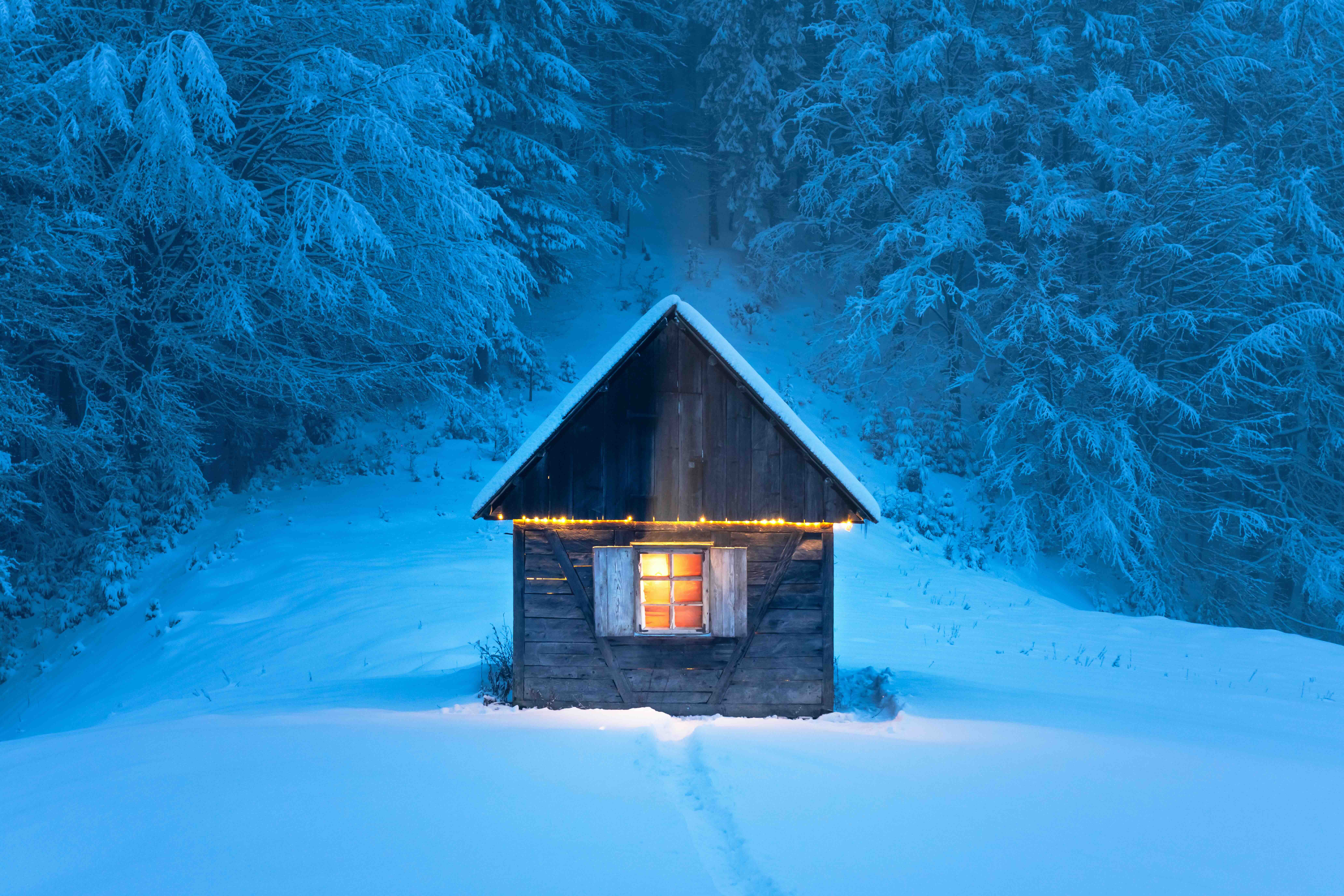 Photo d'une cabane en bois dans la neige, utilisant la technique de la symétrie en vidéo
