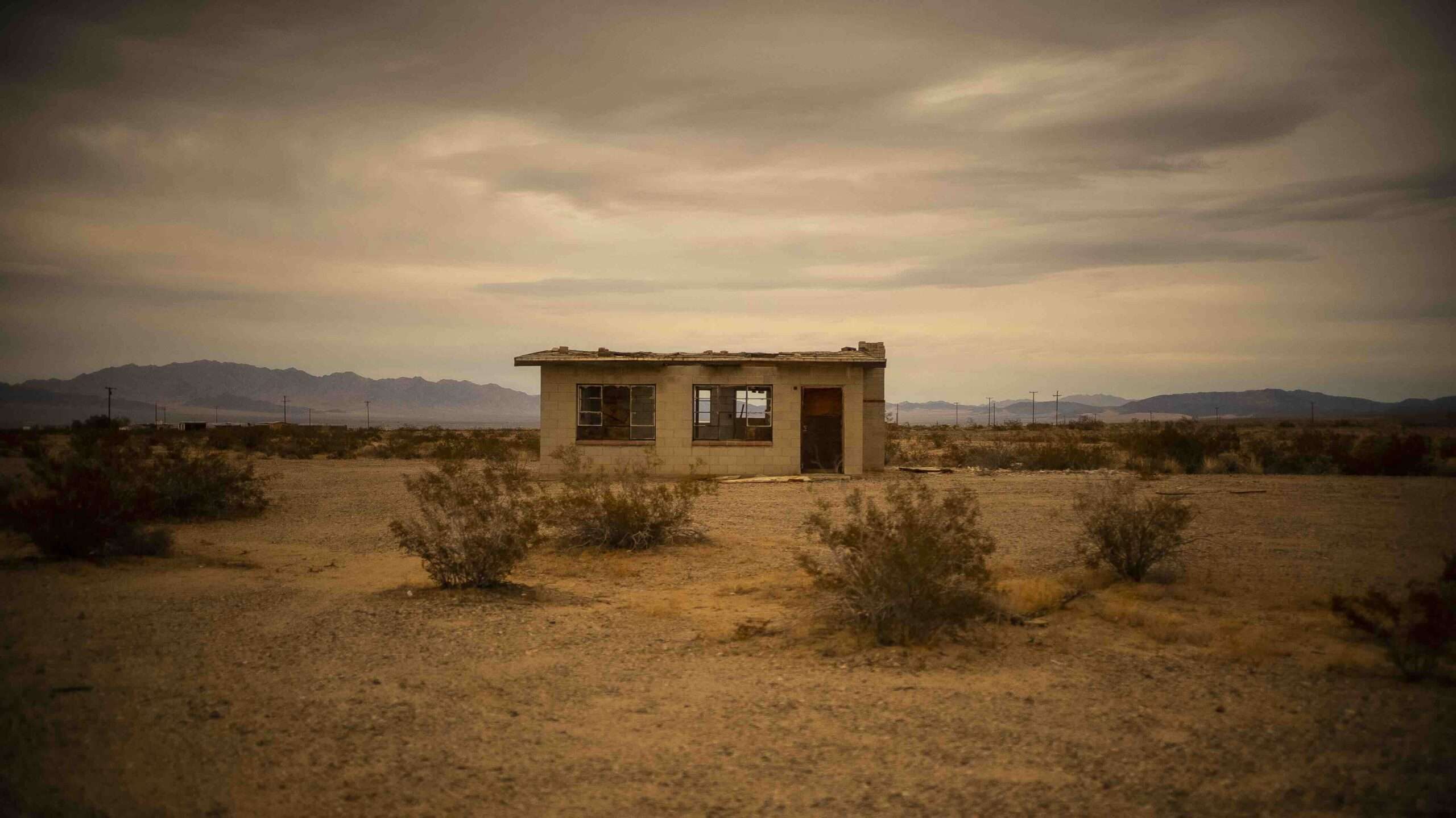 Bâtiment abandonné dans le désert