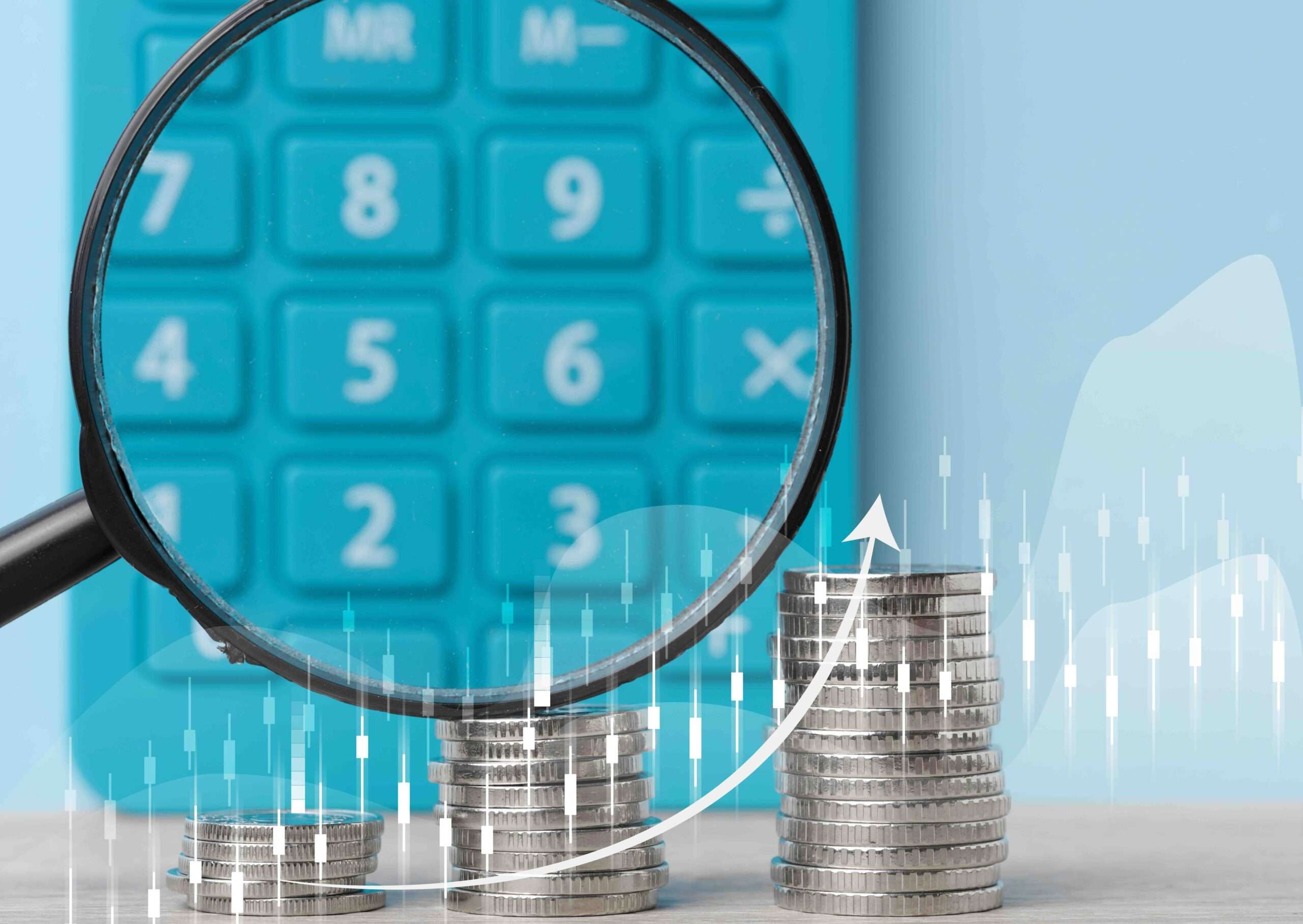 Une pile de pièces métalliques et un graphique avec des taux de croissance. Revenus élevés dans les entreprises, augmentation des prix, analyse des bénéfices