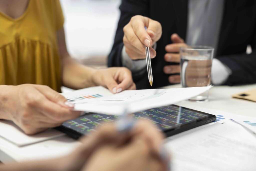 Gros plan de clients dans un bureau consultant des offres de services économiques