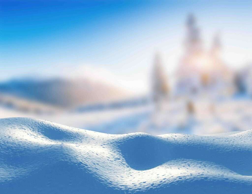 Paysage de congères de montagnes majestueuses en hiver. Arbre magique recouvert de neige en hiver. En prévision des vacances. Scène hivernale dramatique.