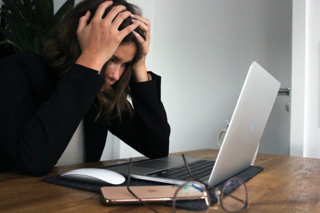Personne qui s'ennui devant vidéo YouTube