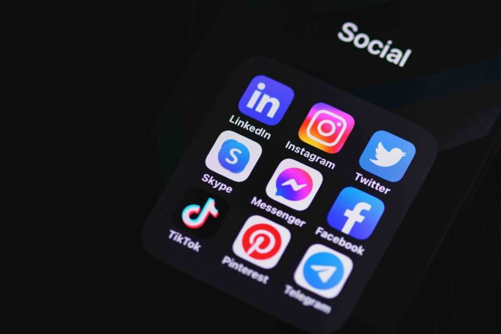 Quelques icônes de réseaux sociaux sur les écrans de smartphones