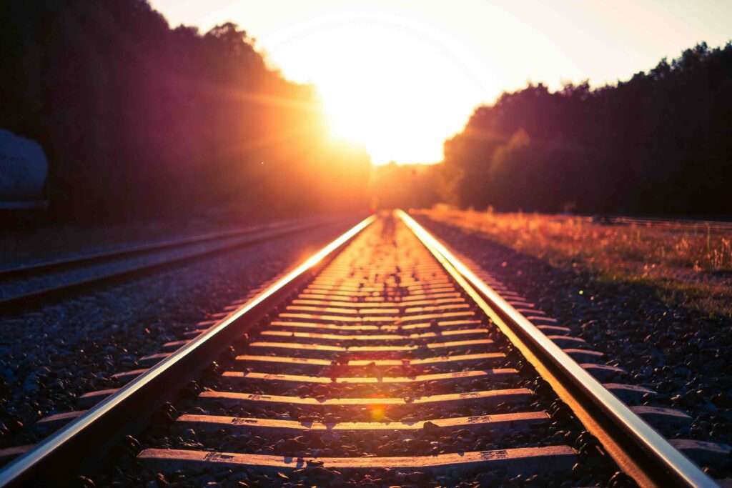 Coucher de soleil sur les voies ferrées 