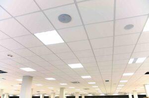Plafond de bureau blanc avec lampes