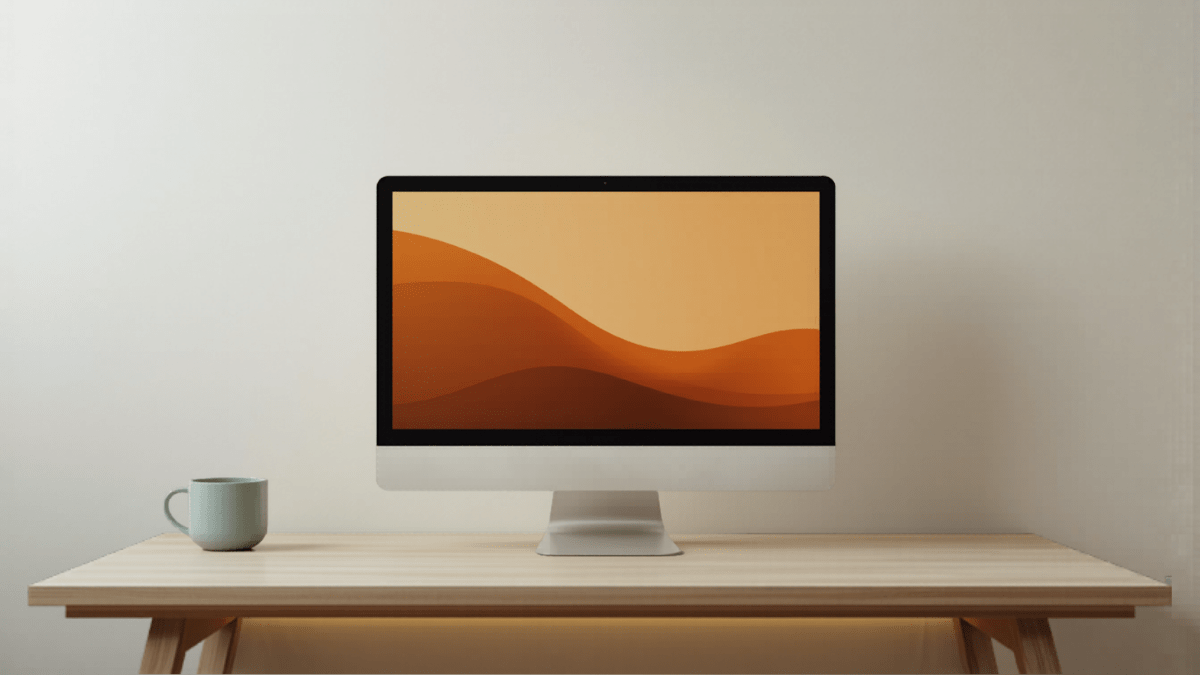 Écran pour monter ses vidéos : moniteur calibré posé sur un bureau de montage à la lumière douce